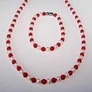 Ожерелье и браслет жемчуг и красный коралл (комплект)