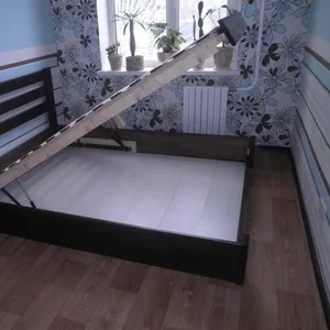 деревянная кровать с подъемным механизмом