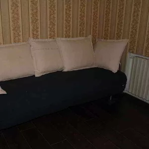 Продам диван с пятью подушками 