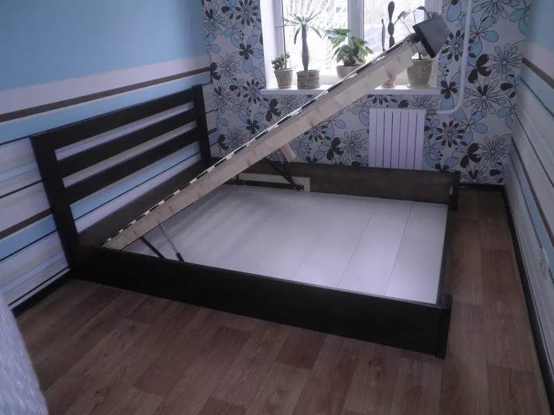 деревянная кровать с подъемным механизмом