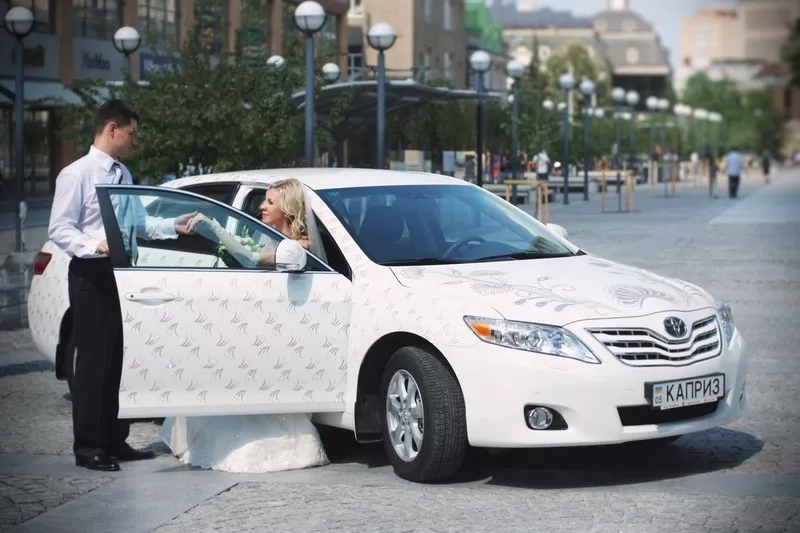 Toyota Camry инкрустированная камнями Swarovski авто на свадьбу