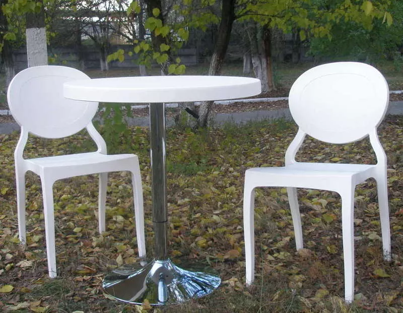 Удобный пластиковый стул в кремовом цвете