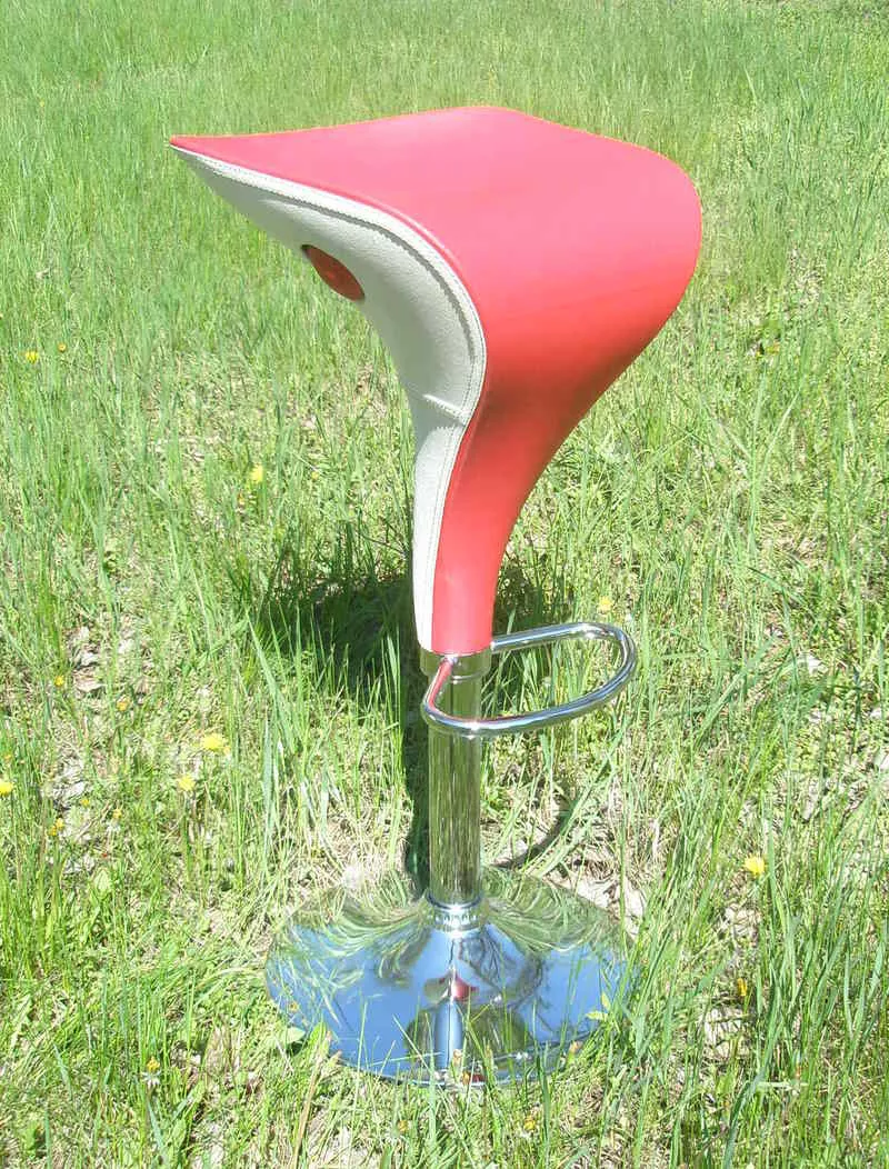 Красивый высокий барный стул в бело-красном кожзаме,  уценен