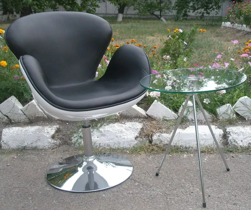 Дизайнерское кресло Сван в черно-белом цвете,  уценено
