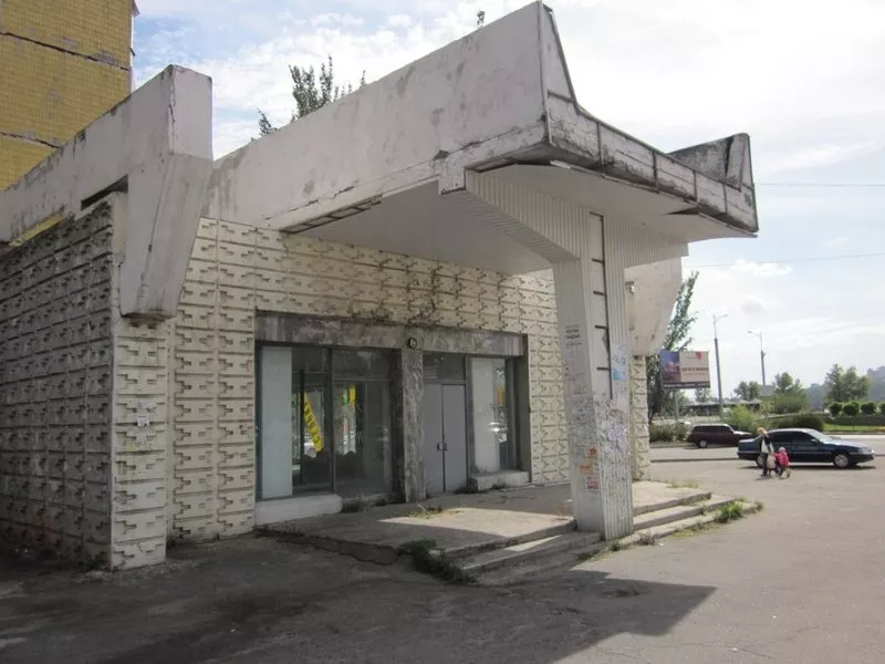 Продам Выстовочный зал с офисными помещенииями по ул. Малиновского 