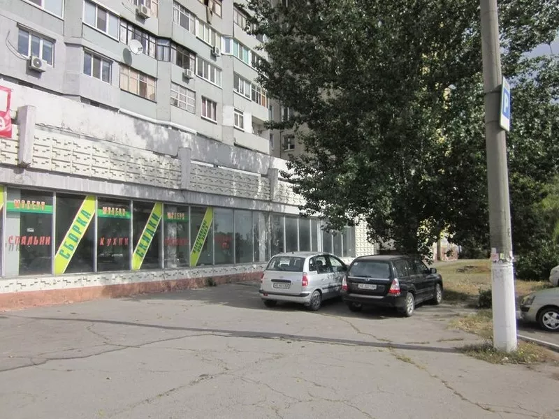 Продам Выстовочный зал с офисными помещенииями по ул. Малиновского  12