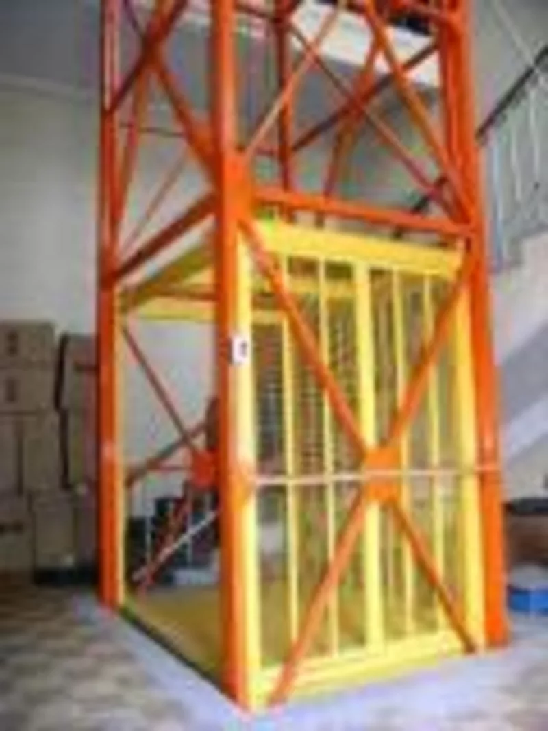 Лифт,  подъемник шахтный для вертикального перемещения грузов снаружи и