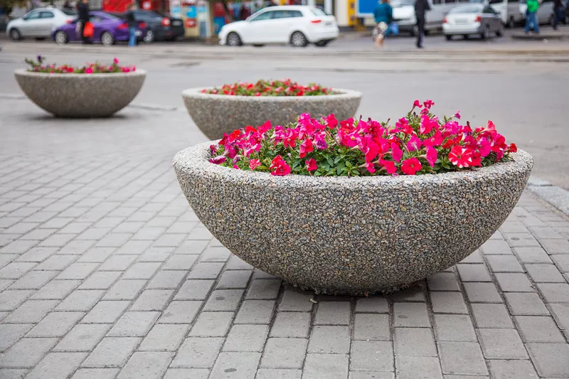 Бетон,  шлакоблок,  тротуарная плитка,  вазоны