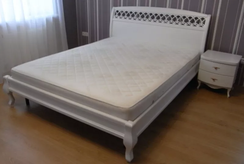 Кровать из дерева белая