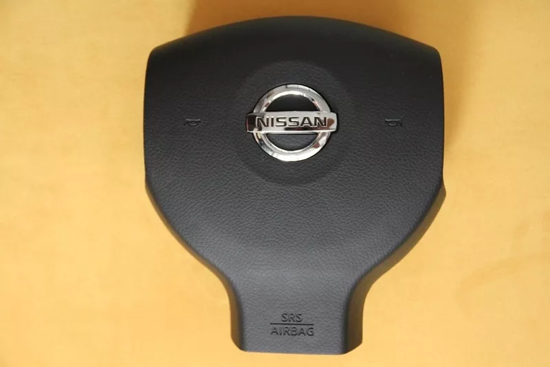 Пассажирская накладка и подушка безопасности Airbag на Nissan Tiida 2