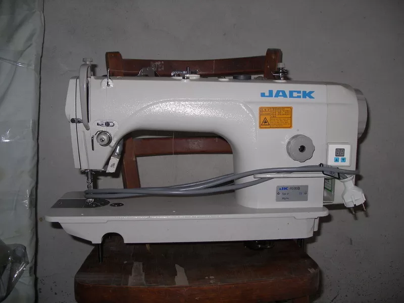 Jack  JK-9100BP Швейная машина  со столом и сервоприводом.