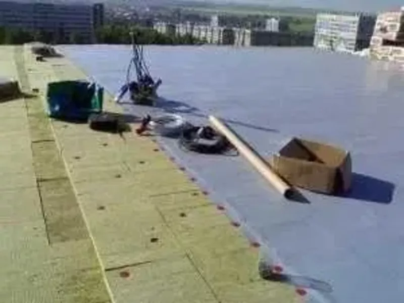 Кровельные работы. Монтаж ПВХ мембраны. Ремонт плоской крыши.