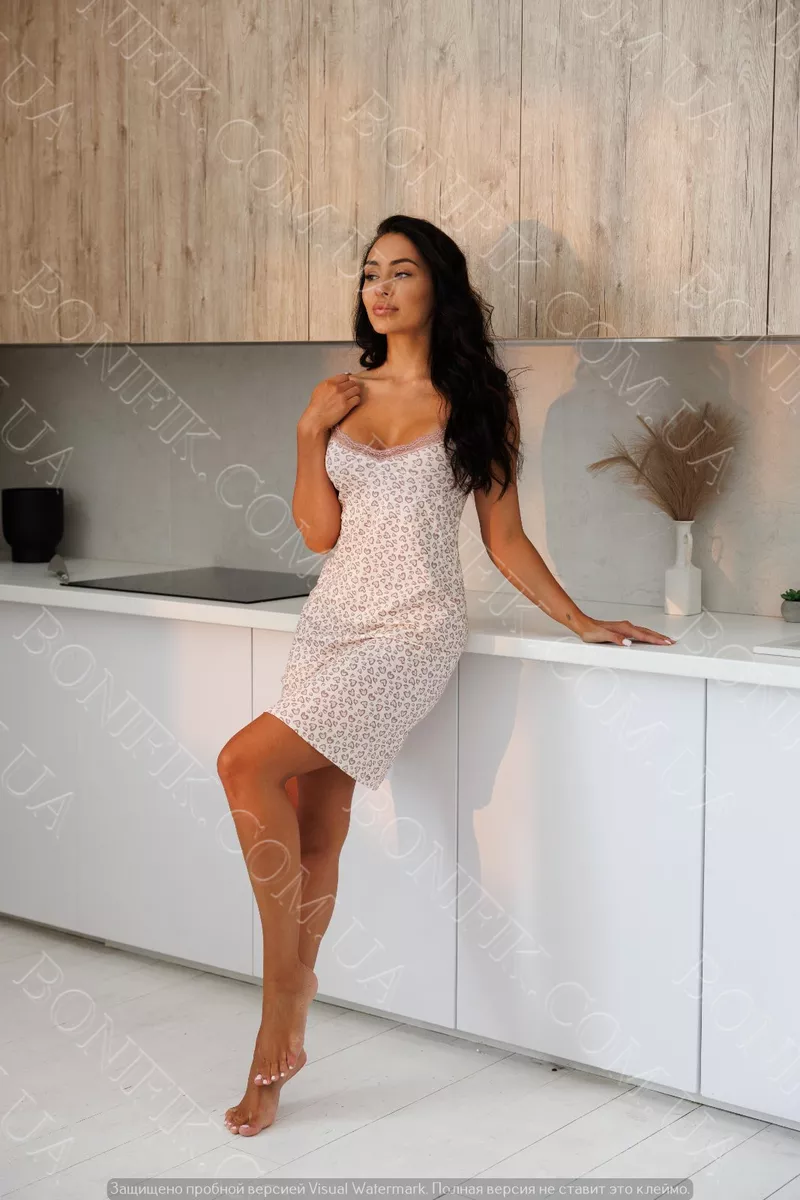 Жіноча нічна сорочка на тонкій бретелі 