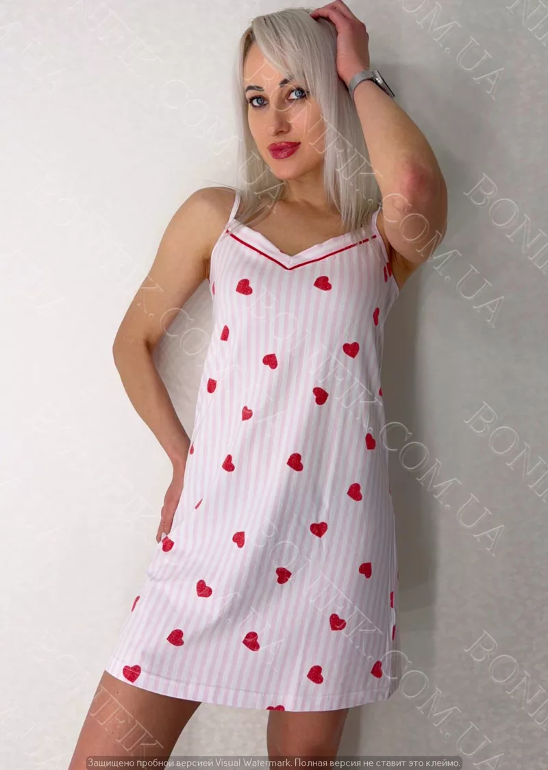 Жіноча нічна сорочка на тонкій бретелі 