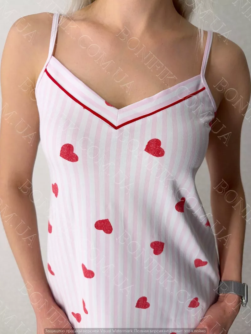 Жіноча нічна сорочка на тонкій бретелі 