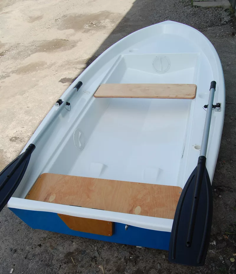 Продам пластиковую лодку